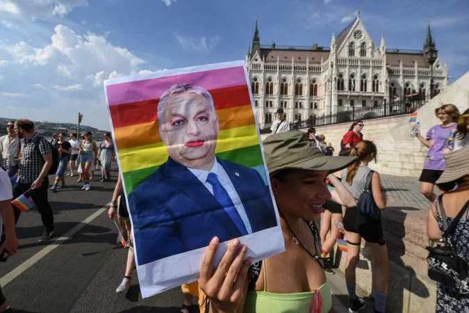 Um participante segura um retrato inventado do presidente da Hungria, Viktor Orban, durante a Parada do Orgulho LGBTIQA  em Budapeste, em 23 de julho de 2022  (Foto: Ferenc ISZA / AFP)
