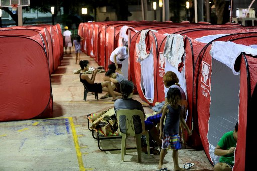 Um abrigo temporário foi feito em uma quadra de basquete para aqueles que precisaram sair de suas casas depois do terremoto (Foto: STR / AFP)