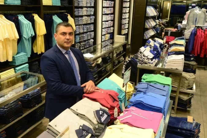 Nélio Rodrigo, 46 anos, gerente da Via Veneto do Taguatinga Shopping, espera alta de até 20% nas vendas -  (Foto: Carlos Vieira/CB)