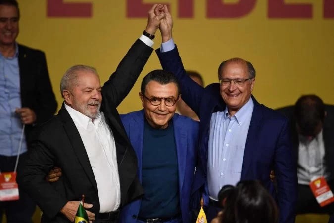 Lula com Carlos Siqueira e Geraldo Alckmin na convenção do PSB que oficializou o ex-governador paulista como vice na chapa petista -  (Foto: Evaristo Sa/ AFP)