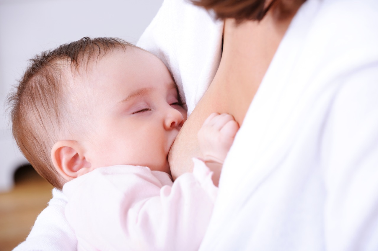 O leite materno é o principal e mais completo alimento para o desenvolvimento saudável do bebê. (Foto: Divulgação)