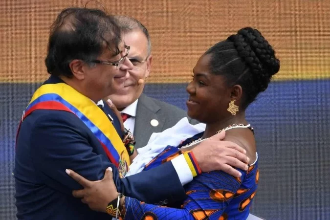 Petro (E) e a vice, Márquez, se abraçam durante a cerimônia solene - (Foto: Juan Barreto/AFP)