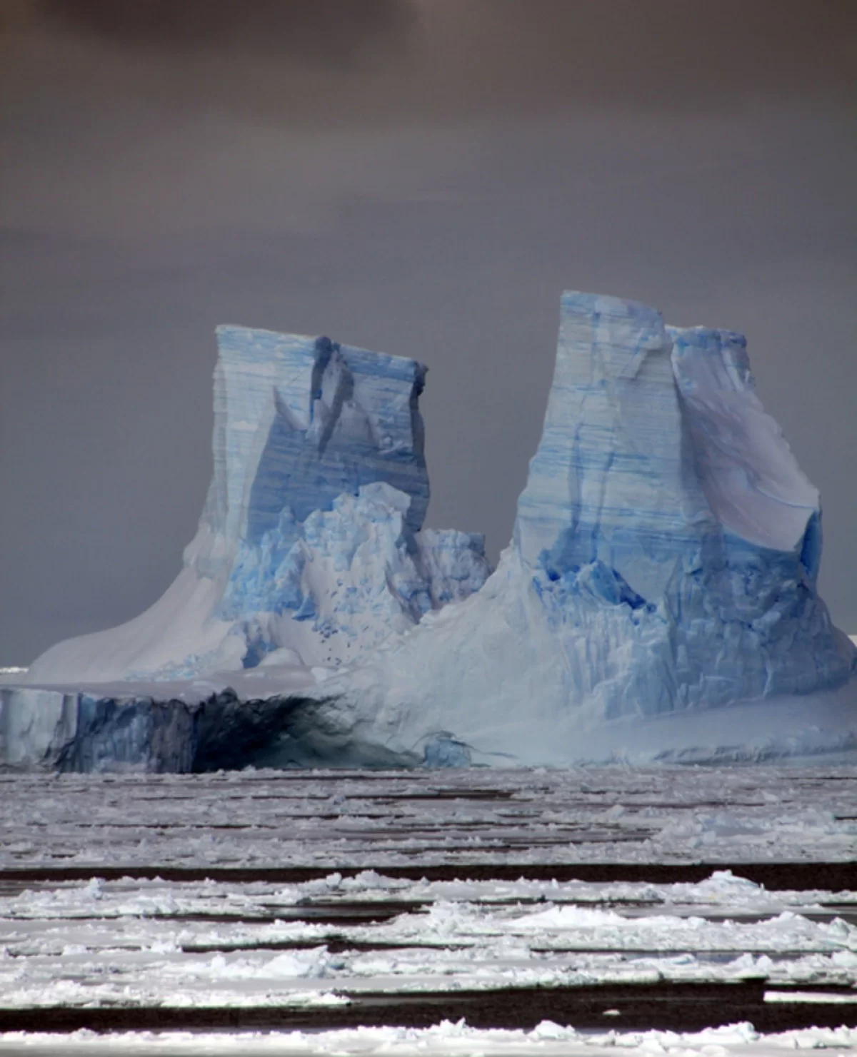 Torres na Antrtida Oriental: se o gelo derretesse de uma s vez, o mar ficaria 52m mais profundo -  (Foto: Nerilie Abram/Divulgao)