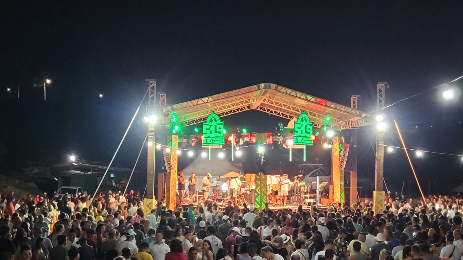 a praia do Porto de Santo Antnio, onde ocorreram shows musicais e cantar parabns para a ilha.  (Foto: Georgia Kyrillos)