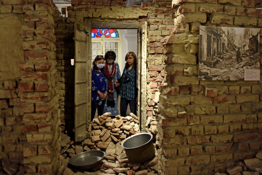 Instalao que representa uma casa atingida por motins na poca da diviso ndia-Paquisto (Foto: Narinder NANU / AFP)