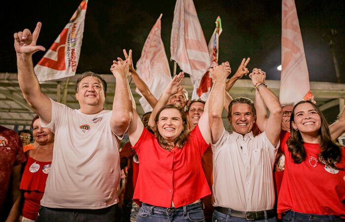  ((Da esquerda para a direita: Sebastio Oliveira, candidato a vice-governador; Marlia Arraes, candidata  governadora; Andr de Paula, candidato a senador; e Maria Arraes, candidata  deputada federal) Foto: Tiago Calazans)