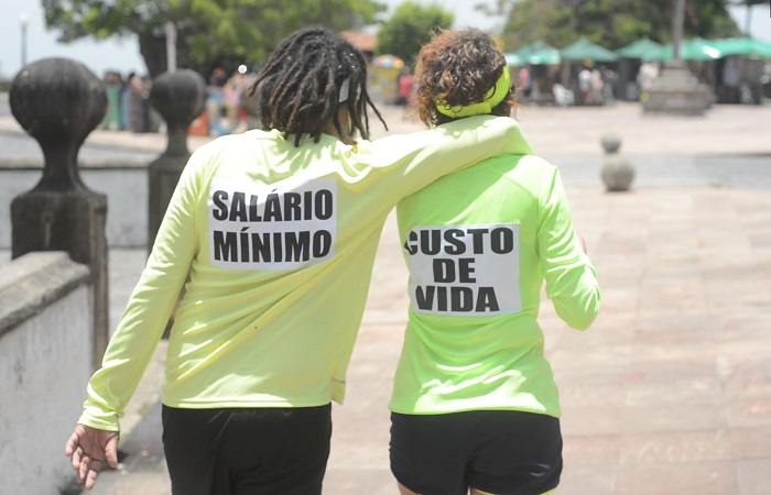 Menina De Corrida De Carros De Rua Com Público De Bandeira