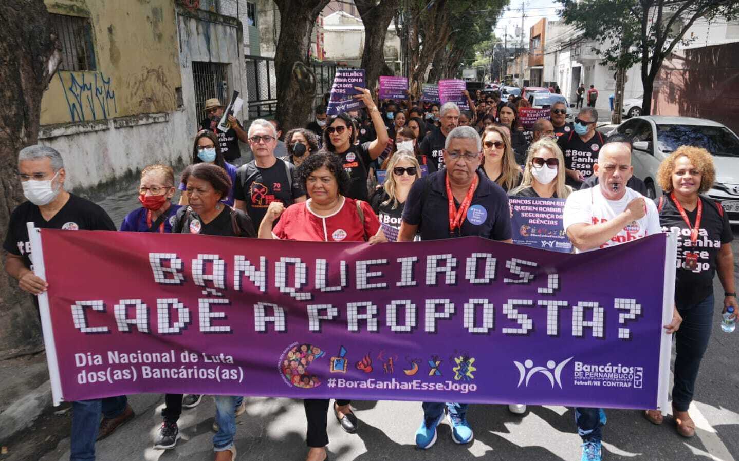 Os bancrios cobram a reposio da inflao (INPC) mais 5% de ganho real, aumento maior para os vales refeio e alimentao e a garantia de todos os direitos da Conveno Coletiva de Trabalho. (Foto: Divulgao)