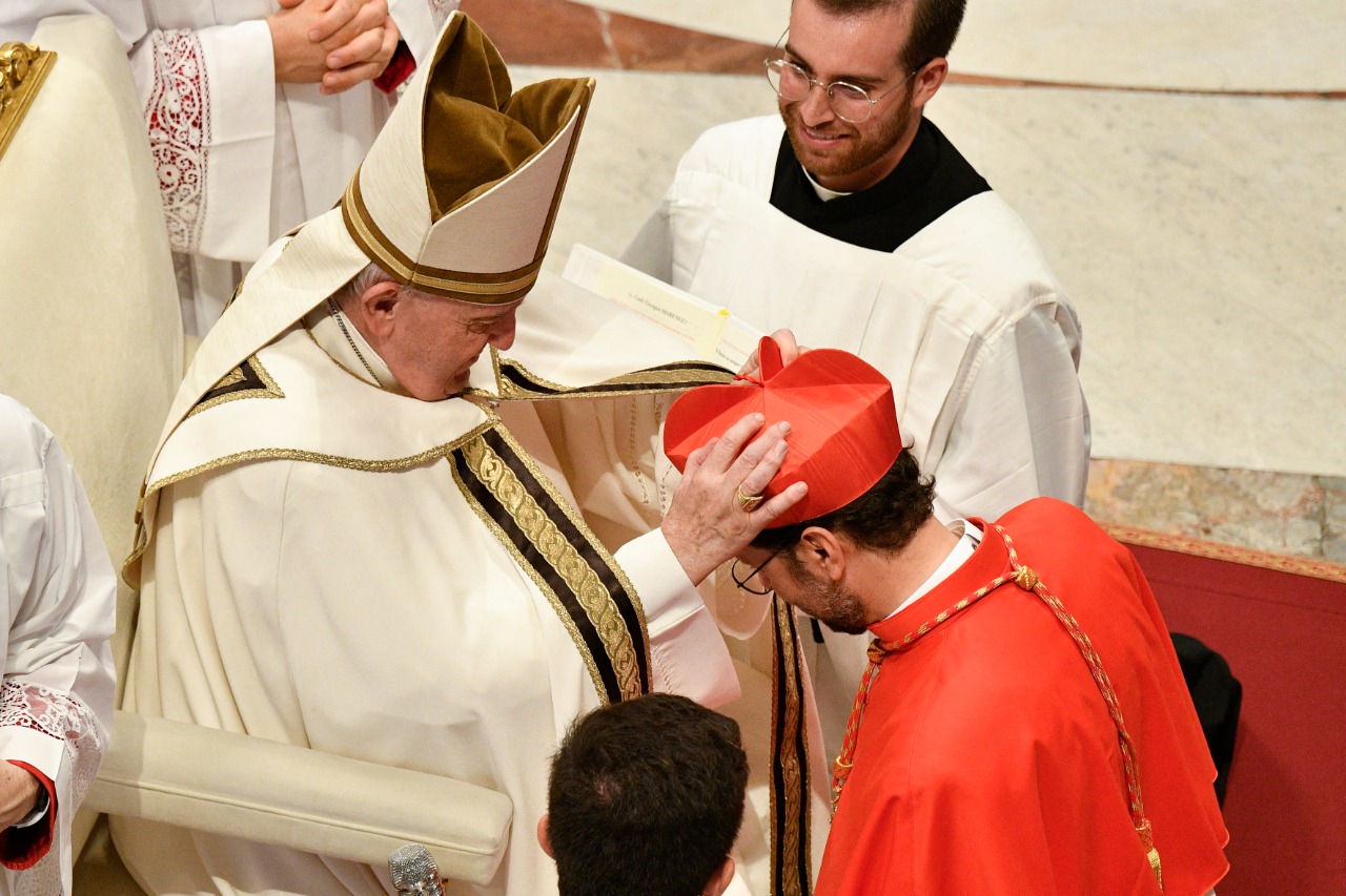 Com novos cardeais, Papa Francisco torna cúpula do Vaticano mais periférica