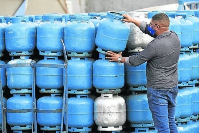 O aumento da revenda nas distribuidoras  de R$ 3,80 a R$ 4,35 por bujo  (Foto: Minervino Jnior/CB/D.A Press)