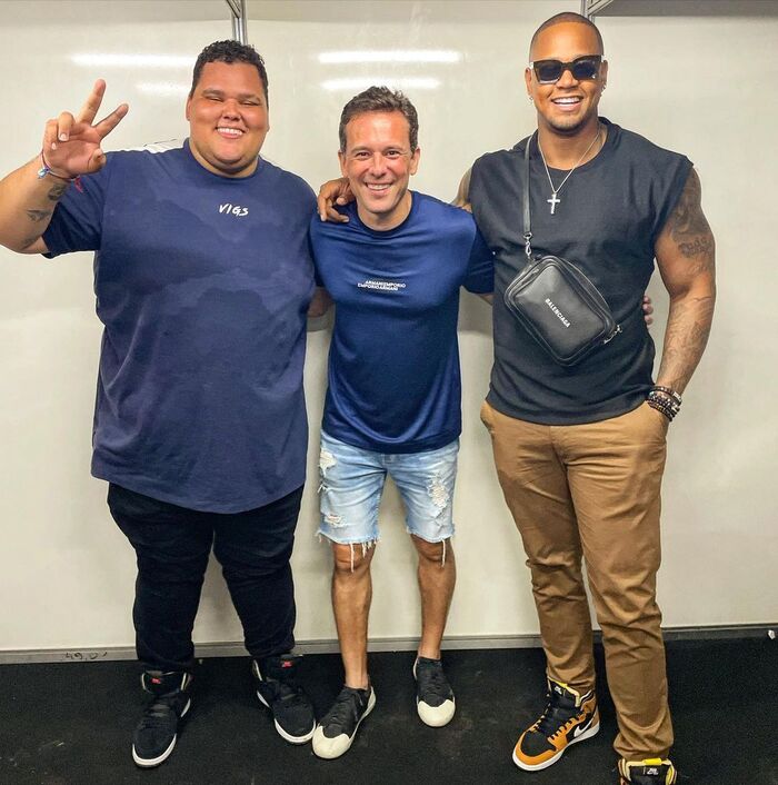  (Augusto Acioli ladeado por Duzo, vocalista do Menos  Mais, e Lo Santana. Foto: Reproduo/Instagram)