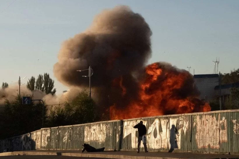 Moradores surpreendidos pela explosão de um drone, no centro da capital ucraniana: mais de 30 artefatos semearam pânico entre a população -  (Foto: Yasuyoshi CHIBA/AFP)