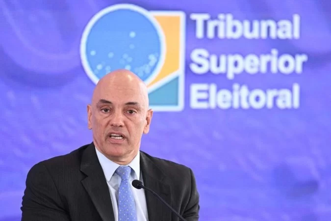 Alexandre de Moraes inclui relatório da CPMI 8/1 em inquéritos do STF 