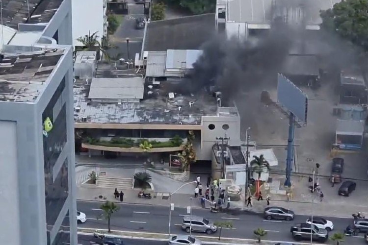 Duas viaturas do Corpo de Bombeiros foram enviadas ao restaurante; chamas foram controladas s 14h35 (Reproduo)