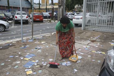 Distribuir santinhos ou panfletos é crime eleitoral - (Foto: Antonio Cruz/Agência Brasil)