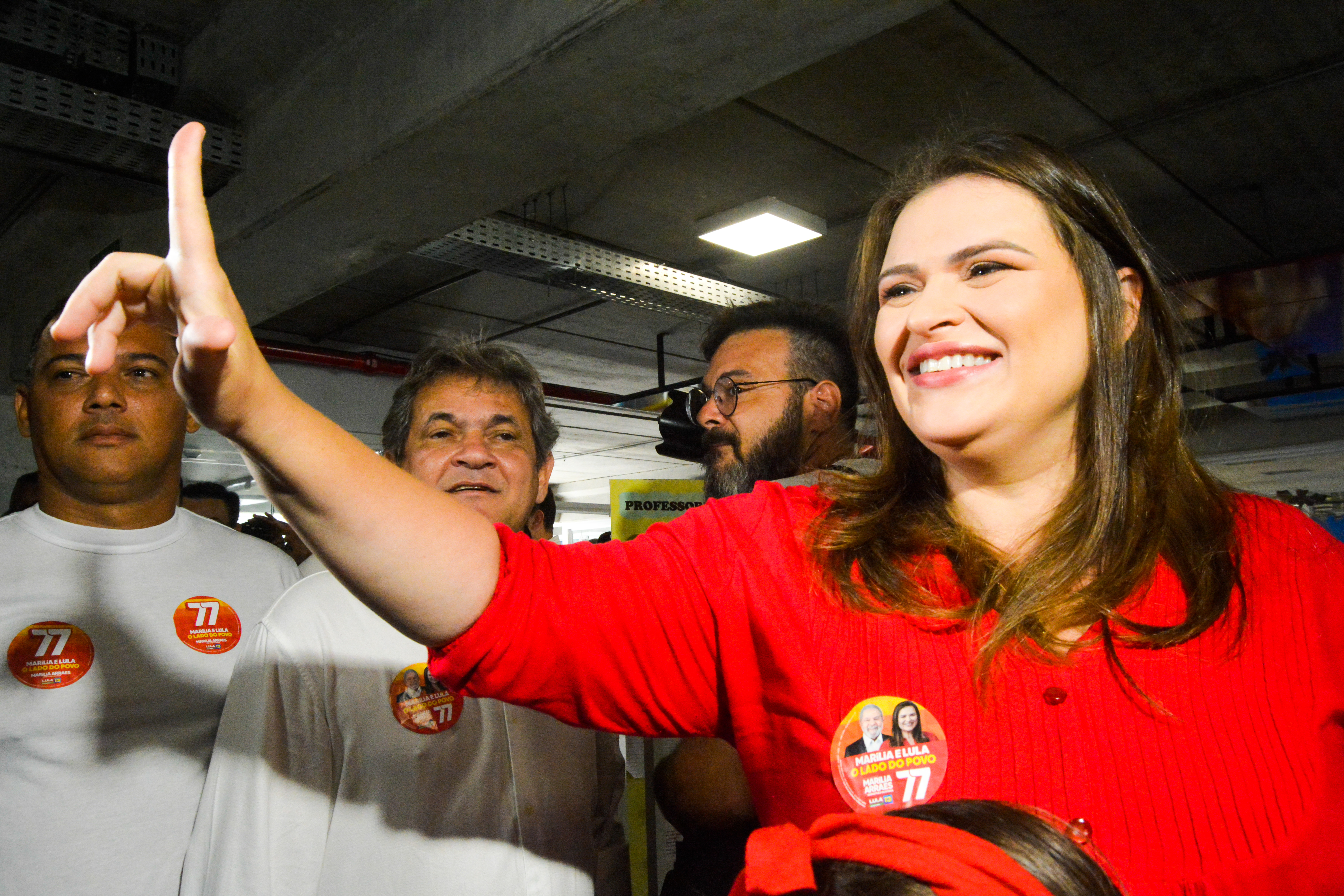 Marília Arraes faz gesto com a mão em alusão ao candidato Lula, do Partido dos Trabalhadores (Taylinne Barret/DP Foto)