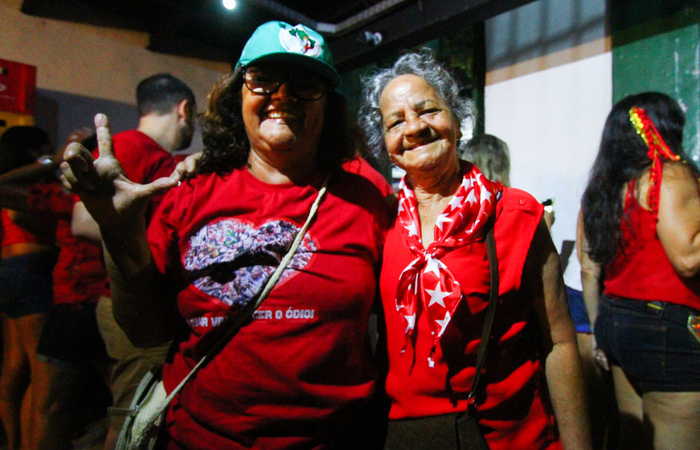 Aposentada (direita) foi até o Armazém do Campo assistir a apuração (Sandy James/DP Foto)