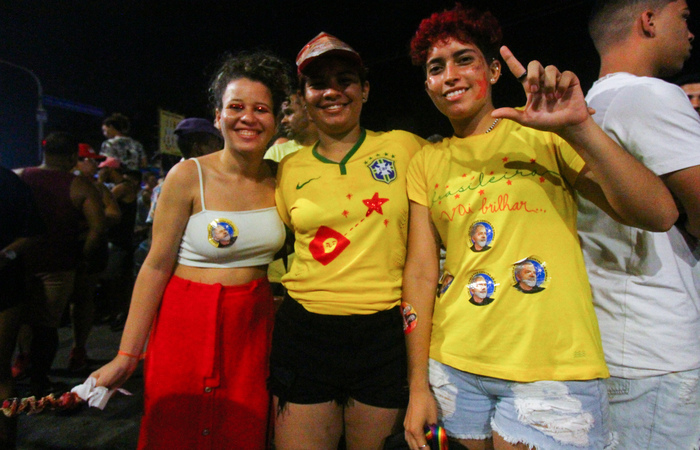 Acompanhada de amigas, Afana (centro) celebrou a vitória (Sandy James/DP Foto)