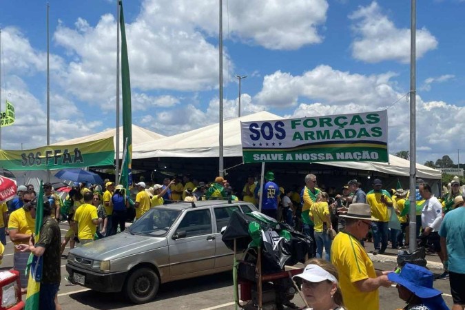 Os apoiadores do presidente Jair Bolsonaro gritam "SOS Forças Armadas" (Crédito: Gabriela Ornelas/Correio Braziliense)
