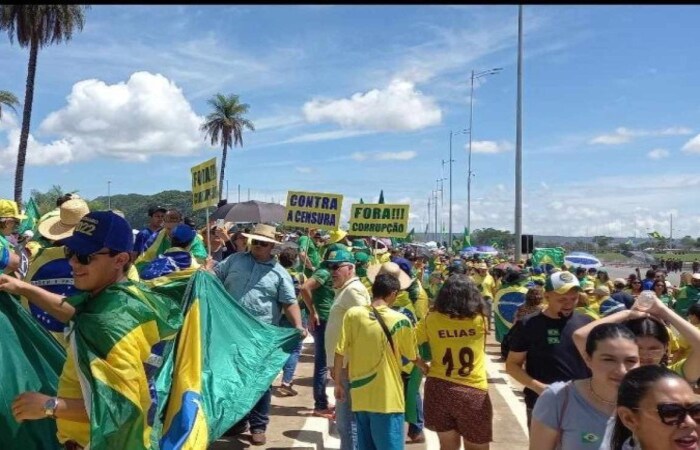  Bolsonaristas lotam o QG portando faixas, placas e cartazes com pedidos de intervenção militar, posicionamentos contrários à Justiça, ao comunismo e em defesa da "liberdade de expressão" (crédito: Raphael Felice / CB / DA.Press)