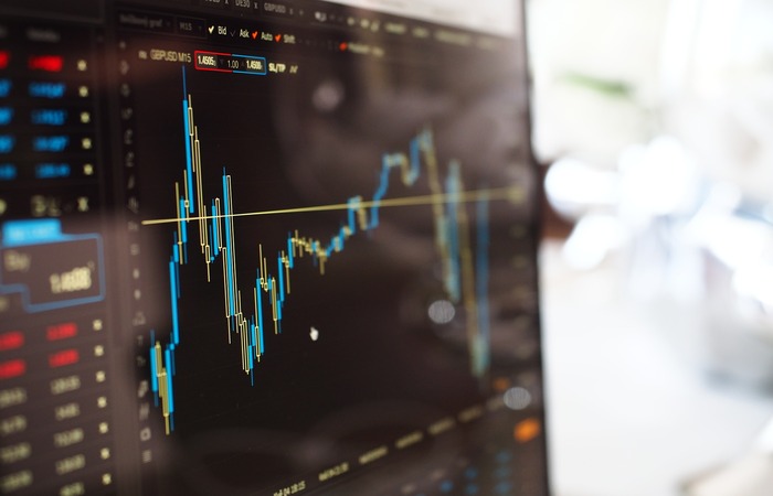 Por volta de 10h20 desta quinta-feira (17), o Ibovespa caa 2,33%, aos 107 mil pontos, enquanto o dlar comercial se aproximava dos R$ 5,50 (Crdito: Reproduo/Pixabay)