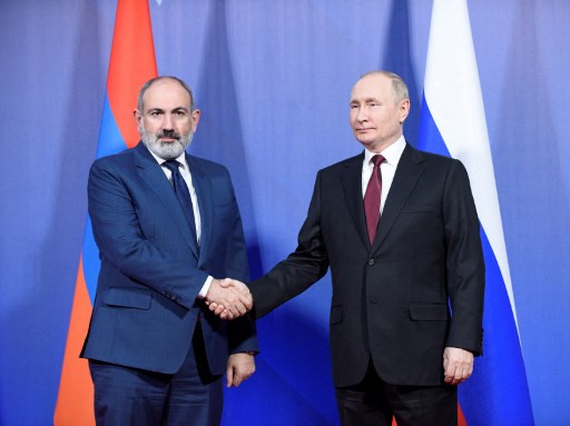 Presidente russo, Vladimir Putin ( direita), aperta a mo do primeiro-ministro armnio, Nikol Pashynyan ( esquerda), durante sua reunio antes da reunio dos lderes da Organizao do Tratado de Segurana Coletiva (CSTO) em Yerevan em 23 de novembro de 2022. -  (Foto: KAREN MINASYAN / AFP)