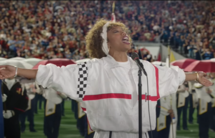 Na prévia da cinebiografia de Whitney, Naomi Ackie reproduz a performance da cantora no Super Bowl de 1991 (Crédito: Reprodução/Youtube)