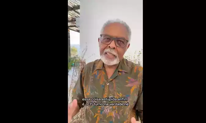 Gil caminhava com a esposa, Flora Gil, para deixar o estdio, quando foi perseguido e ofendido (Reproduo/Twitter)
