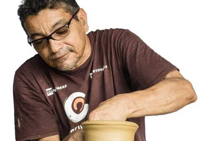 (Mestre Nena integra a Alameda dos Mestres da Feira Nacional de Negócios do Artesanato (Fenearte) desde 2016. Foto: Divulgação.) (Mestre Nena integra a Alameda dos Mestres da Feira Nacional de Negócios do Artesanato (Fenearte) desde 2016. Foto: Divulgação.)