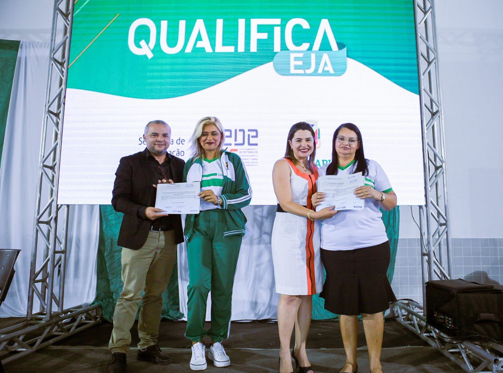 Janailza Eullia e Maria das Dores (blusas brancas) representaram mais de 2 mil estudantes do EJA com qualificao profissional (Elvis Edson - AI Seduc Caruaru
)