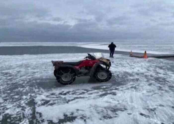 Serviços de emergência receberam ligação para alertar que pessoas que pescavam no gelo afastavam-se lentamente da costa do Upper Red Lake, nos EUA (Crédito: HANDOUT / Beltrami County Sheriff's Office / AFP)