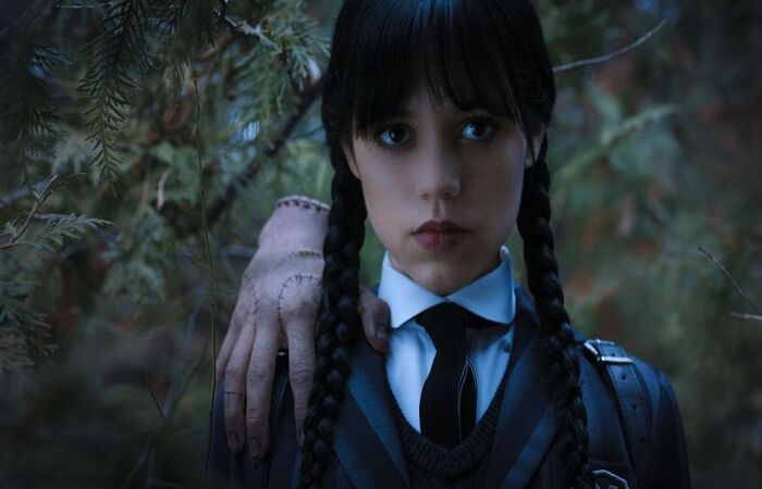 Protagonizada por Jenna Ortega, a produção do universo 'Família Addams' chegou à plataforma de streaming na última semana e conquistou o topo da audiência (Crédito: Reprodução/ Netflix)