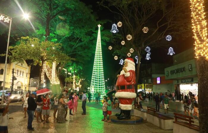 Decoração natalina de Jaboatão conta com árvore reciclável de oito metros de altura | Local: Diario de Pernambuco Decoração natalina de Jaboatão conta com árvore reciclável de oito metros de altura | Local: Diario de Pernambuco