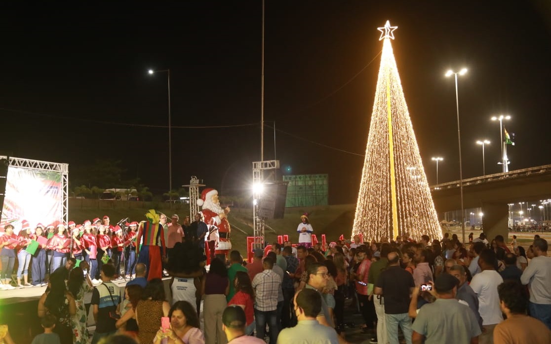 Uma cantata animou o Parque da Cidade, embelezado por uma rvore de oito metros de altura (Chico Bezerra - AI PMJG)