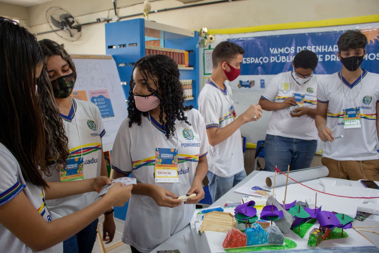 Clube nasceu do interesse da estudante Yasmin (centro) e do entusiasmo de estudantes da Eref Senador Antnio Farias (Renatto Mendona - AI ONU-Habitat Brasil)