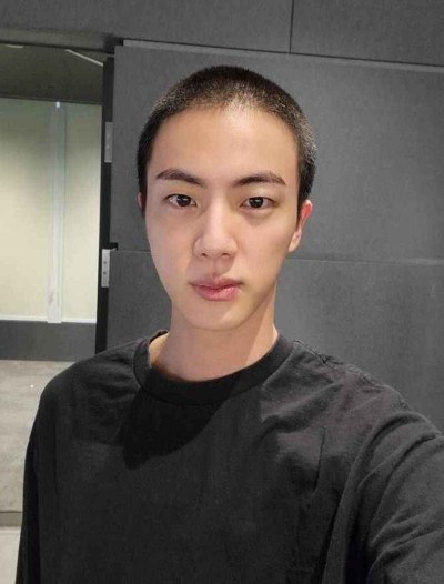 Selfie do Jin com cabelo raspado (Reprodução/Weverse)