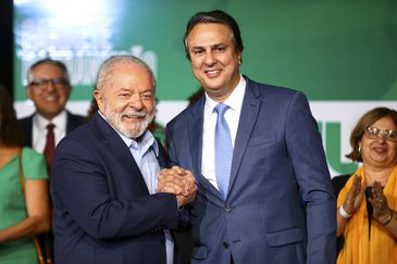 O presidente eleito, Luiz Inácio Lula da Silva, e o futuro ministro da Educação, Camilo Santana. - (Foto: Marcelo Camargo/Agência Brasil)