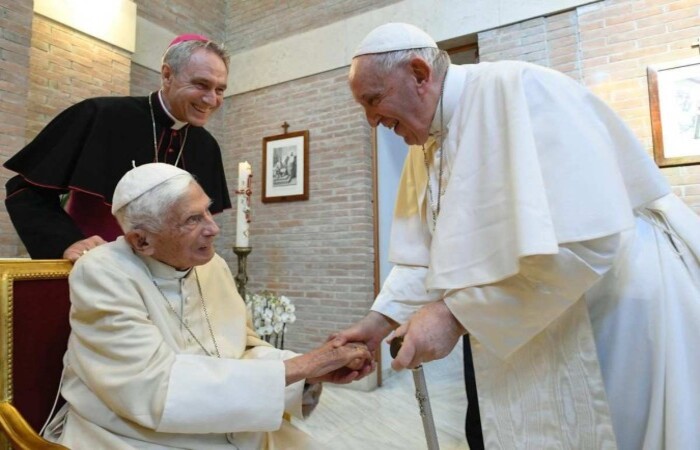 O papa emrito passou a noite sob superviso constante dos mdicos e a vigilncia prosseguir, destacou nesta quinta-feira a imprensa italiana (Crdito: Handout / VATICAN MEDIA / AFP)