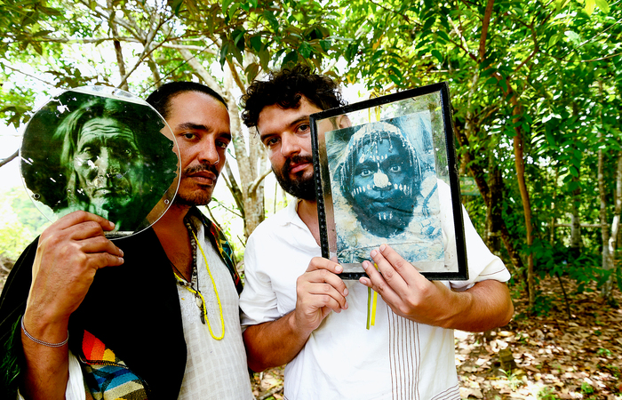 Jr. Aguiar e André Zahar reverenciam povos originários e denunciam política oficial de extermínio (Crédito: Ne Ropê/Michelle Assumpção) Jr. Aguiar e André Zahar reverenciam povos originários e denunciam política oficial de extermínio (Crédito: Ne Ropê/Michelle Assumpção)