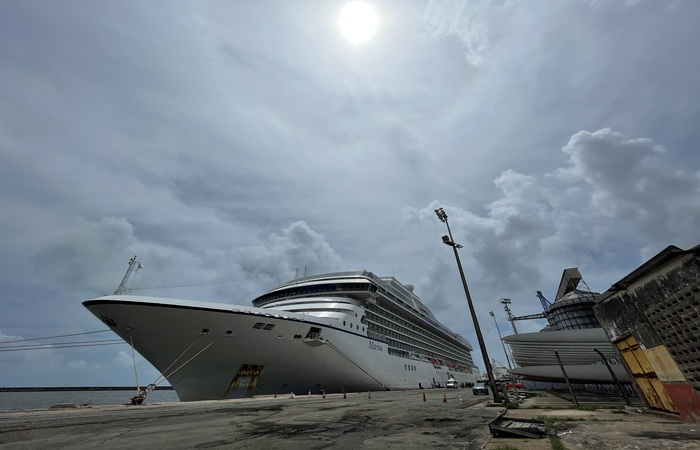 MS Marina é o primeiro navio de cruzeiro que aporta no Recife em 2023 (Crédito: Romulo Chico/DP Foto)