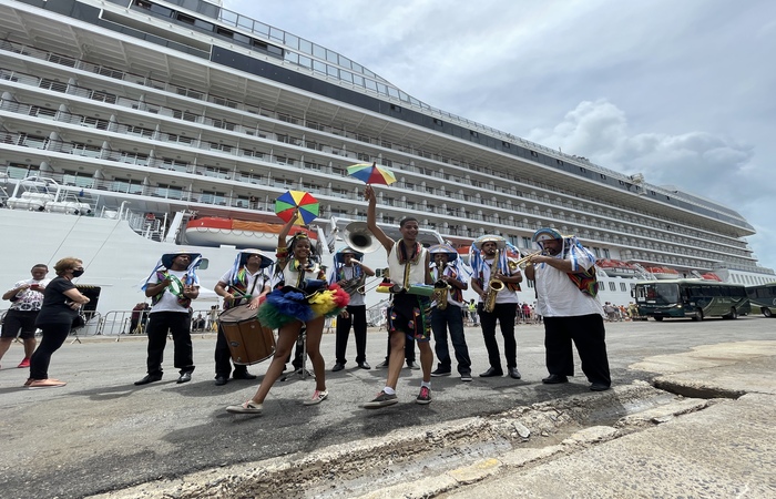 Passistas de frevo animaram a chegada de pouco mais 1.100 turistas (Crdito: Romulo Chico/DP Foto)