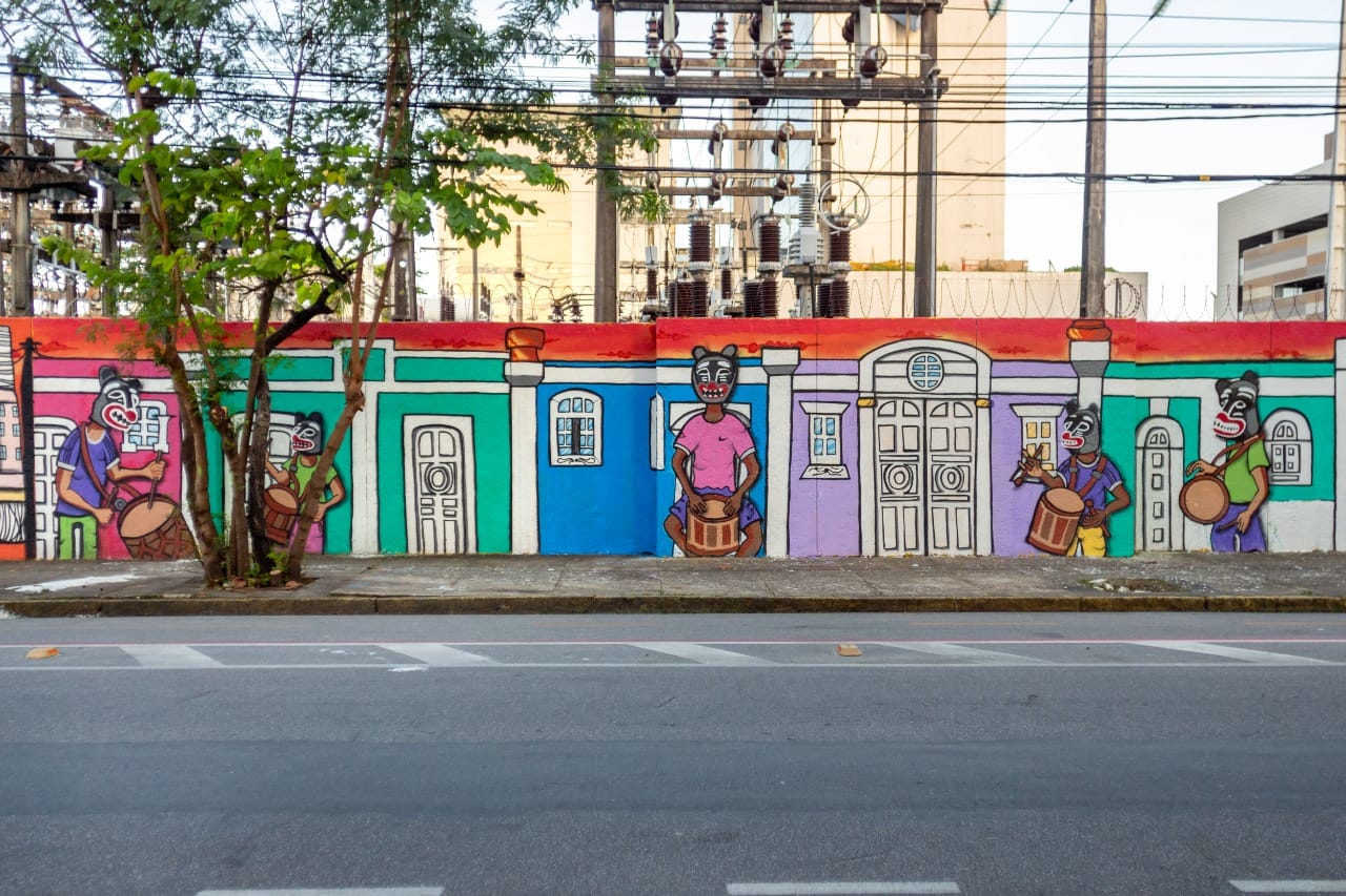 clube de arte depois das aulas para os alunos. menina de pé com