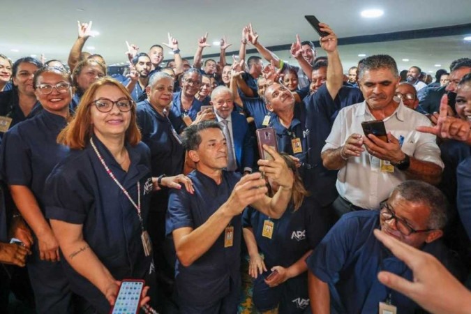 Lula repete gesto habitual em mandatos e posa ao lado de trabalhadores |  Política: Diario de Pernambuco