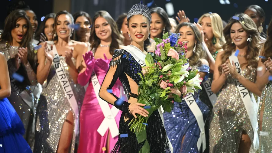 A representante do Texas, R'Bonney Gabriel, tem 28 anos e é designer de moda sustentável (Crédito: BENJAMIN ASKINAS/ Miss Universe Organization/ Divulgação)