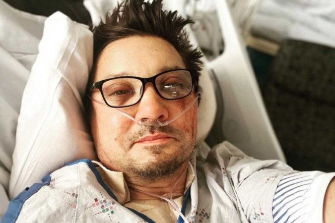 O ator que deu vida ao Gavião Arqueiro em 'Os Vingadores' ficou em estado grave após ser esmagado por um limpa-neve (Crédito: Reprodução/Instagram Jeremy Renner)