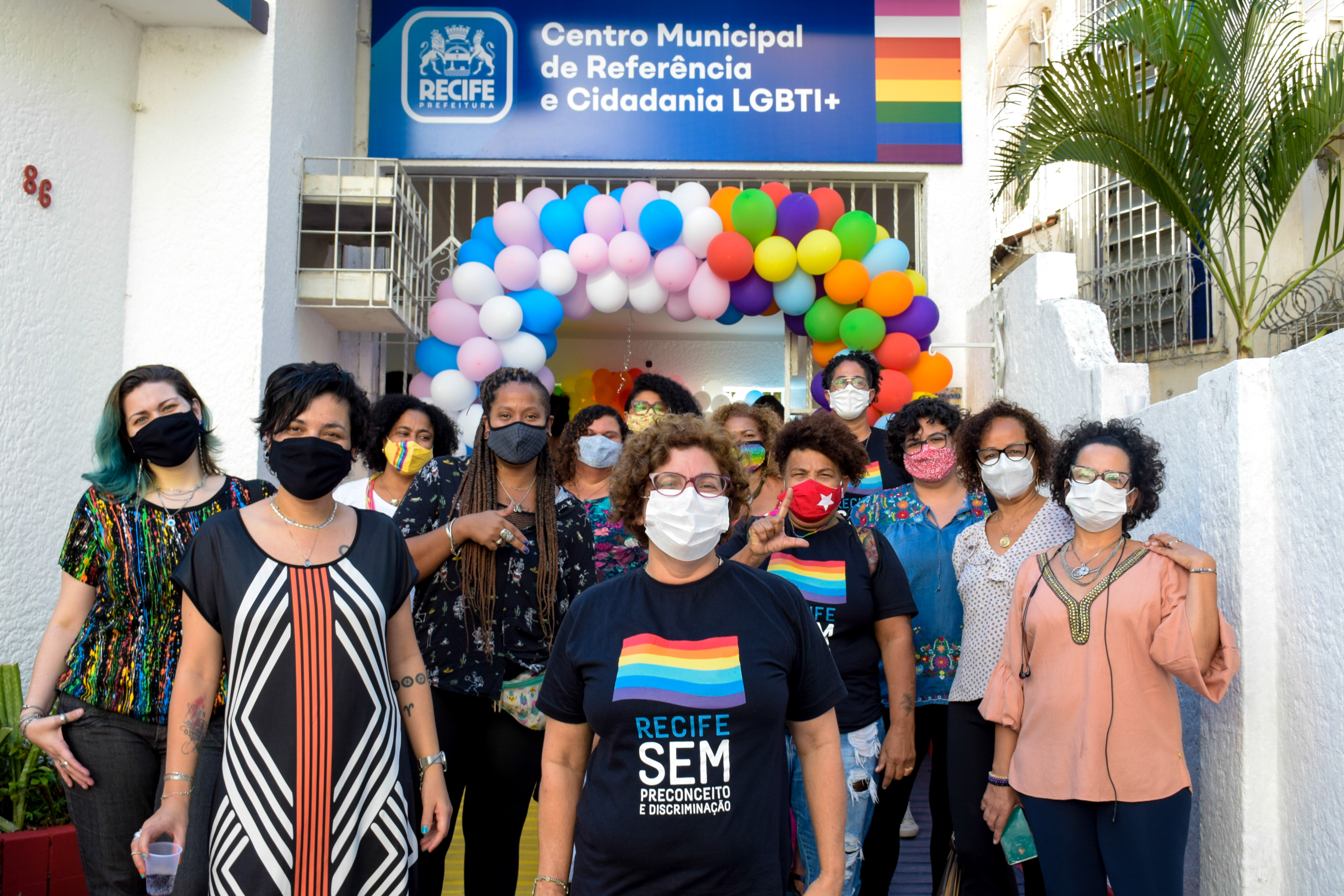 Aes envolvem formaes para conscientizar a sociedade sobre o respeito e o enfrentamento  discriminao
 (PCR)