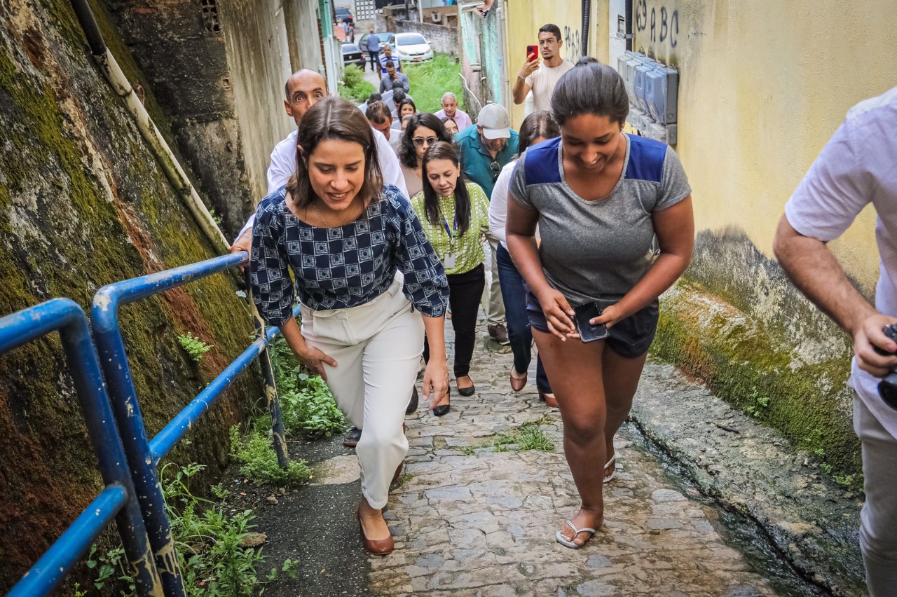 Durante visita ao Alto do Refgio, governadora conversou com moradores (Divulgao/SEI)