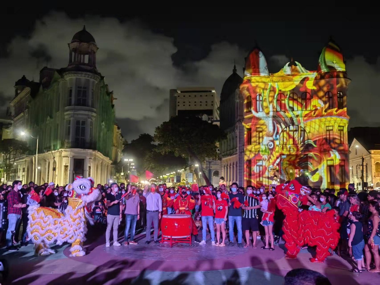 Projees nas fachadas dos prdios anunciam o novo ano chins. (Sandy James/ Esp. DP foto)