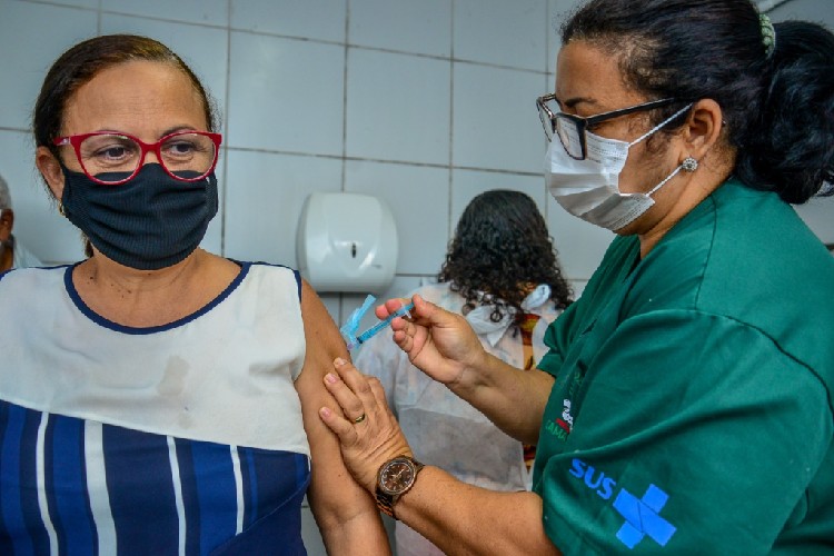 A imunizao contra a Covid-19 em adultos e crianas segue em todas as unidades bsicas. (Divulgao)