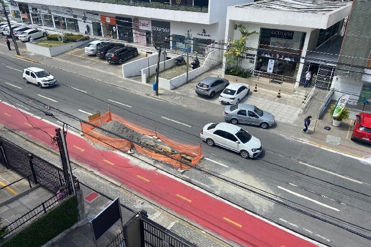 Motoristas têm invadido ciclofaixa para contornar trecho interditado da Rua Amélia (Cortesia)